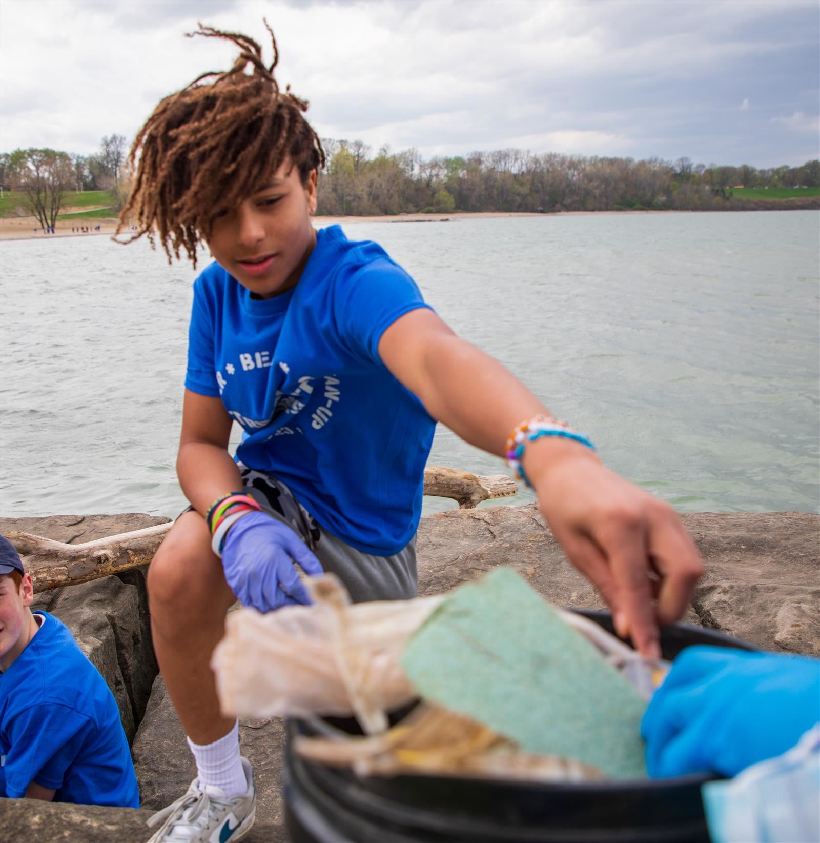  Tremont Montessori students cleans up Edgewater Beach (Video)